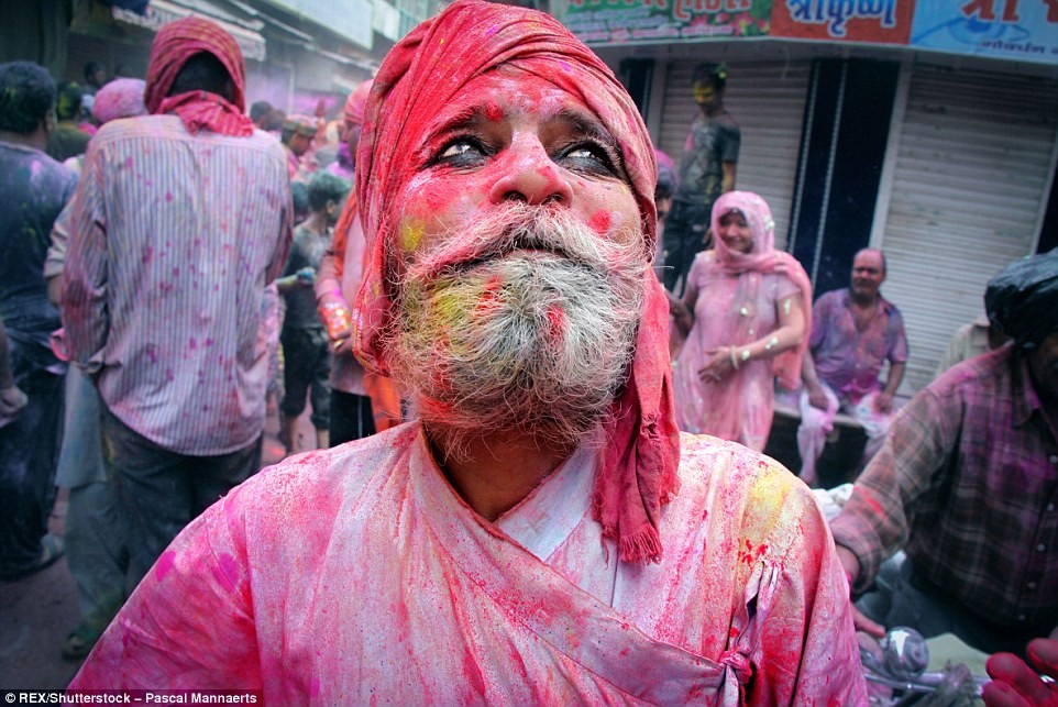  Lễ hội thiêng liêng của người Hindu giáo có tên Holi được tổ chức vào ngày trăng tròn cuối cùng của tháng Phalguna, theo lịch bản địa (thường rơi vào tháng 2 hoặc tháng 3 Dương lịch).